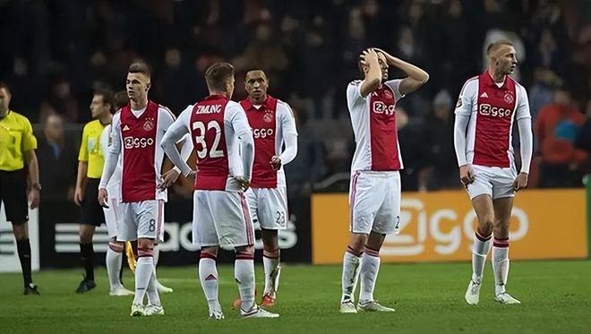 34岁小卡最新照片曝光：赤膊展现完美腹肌 强调减重增肌疑似冲击总冠军