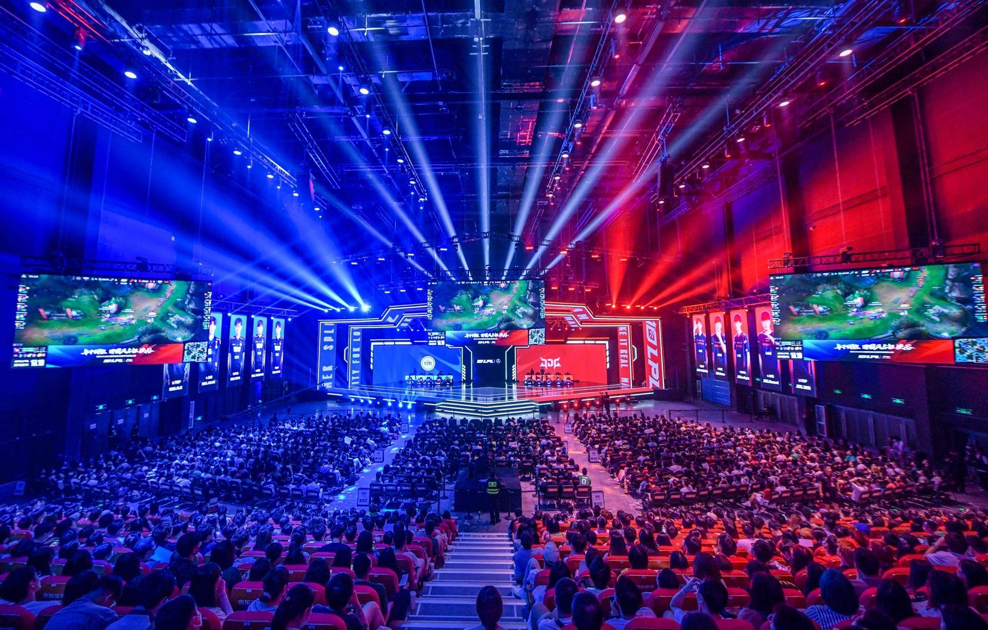 和前场逼抢 和前场逼抢